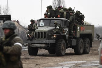Russische Soldaten im Norden der Krim: Der Ukraine-Konflikt hat die Kurse vieler Rüstungsunternehmen steigen lassen.