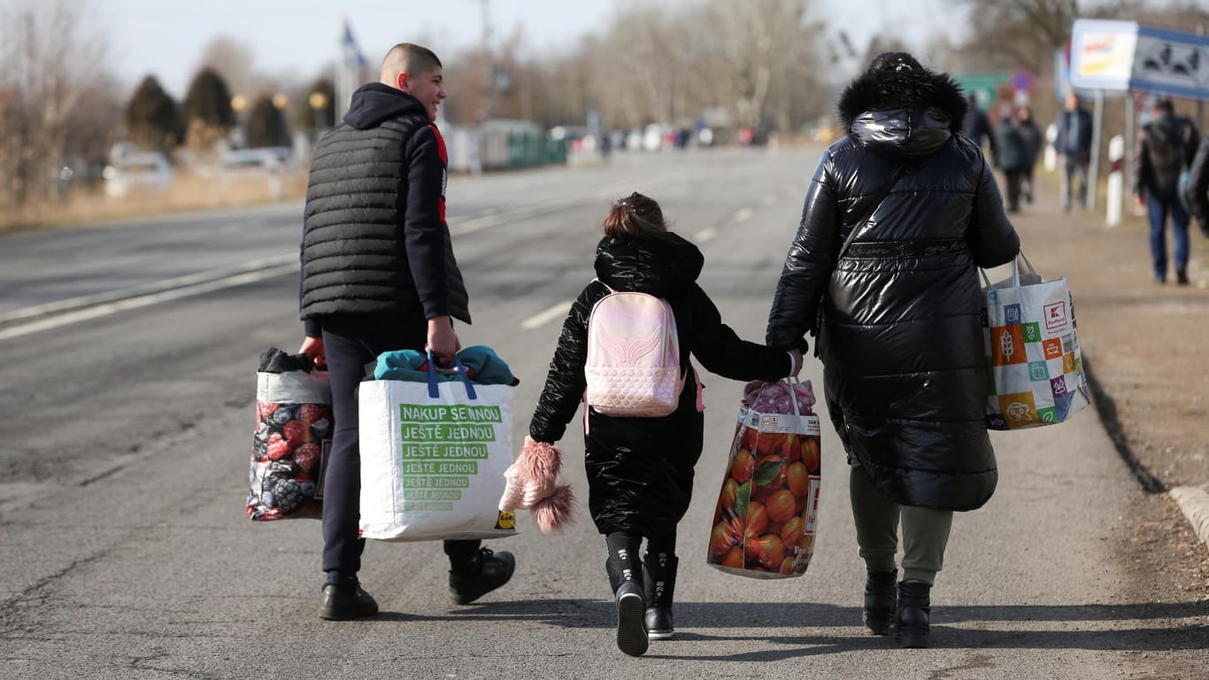 Flüchtlinge am Freitag aus der Ukraine auf dem Weg nach Ungarn: Viele Menschen suchen derzeit Schutz vor dem russischen Angriff.