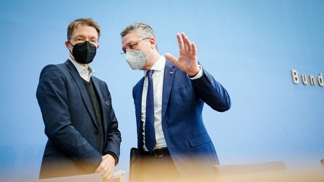 Karl Lauterbach (l) und Lothar Wieler nach der Pressekonferenz zur aktuellen Corona-Lage. Karl Lauterbach (l) und Lothar Wieler nach der Pressekonferenz zur aktuellen Corona-Lage.