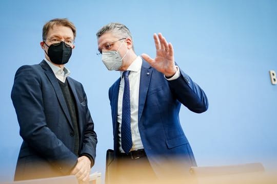 Karl Lauterbach (l) und Lothar Wieler nach der Pressekonferenz zur aktuellen Corona-Lage.