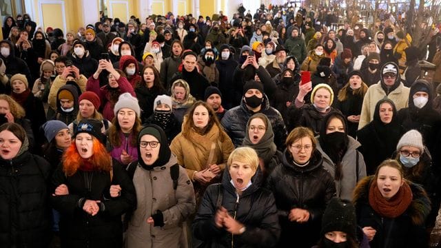 Menschen demonstrieren in St.