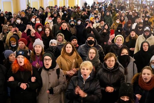 Menschen demonstrieren in St.