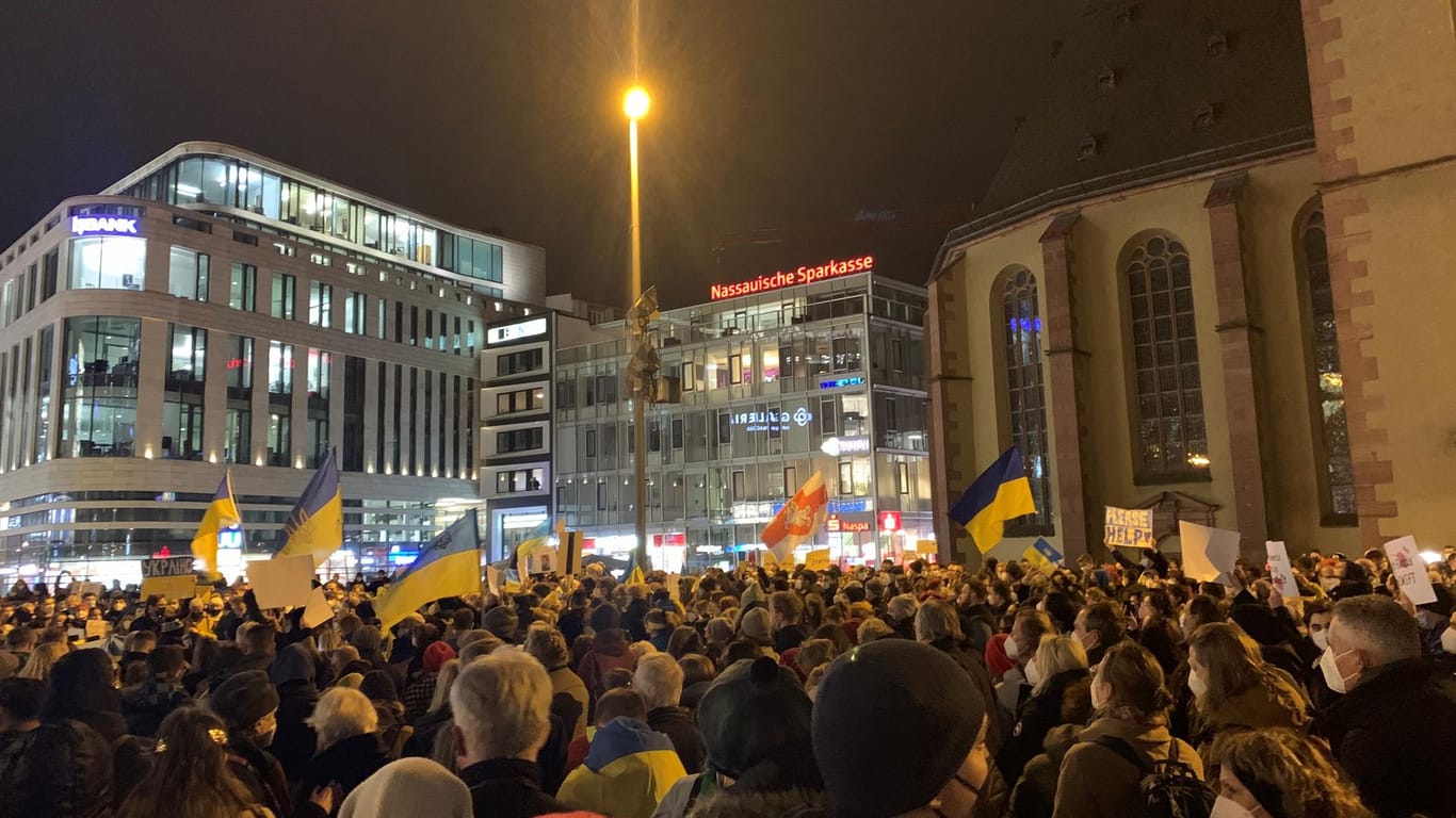 Die Kundgebung an der Frankfurter Hauptwache: Auf Plakaten hieß es: "Stop War in Ukraine" oder "Embargo gegen Russland, kein Handel mit den Tätern".