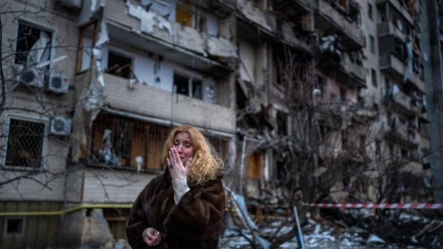 Schrecken des Krieges: Ein Raketenangriff der russischen Truppen zerstörte dieses Wohnhaus in Kiew. Schrecken des Krieges: Ein Raketenangriff der russischen Truppen zerstörte dieses Wohnhaus in Kiew.