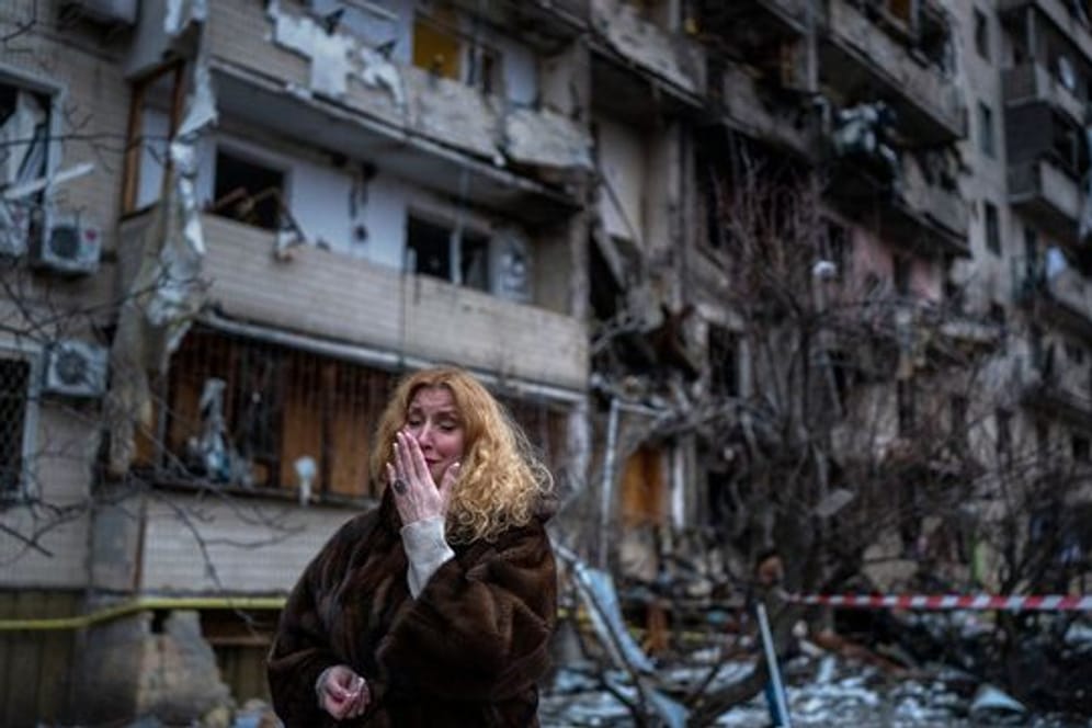 Schrecken des Krieges: Ein Raketenangriff der russischen Truppen zerstörte dieses Wohnhaus in Kiew.