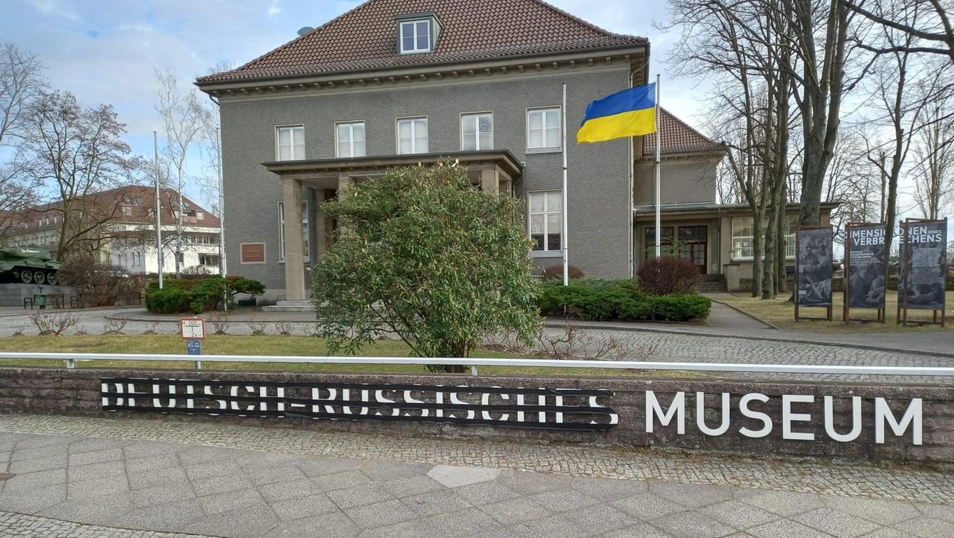 Am Museumsgebäude weht die ukrainische Flagge: Den Namen haben die Betreiber aus Solidarität mit dem Land symbolisch geändert.