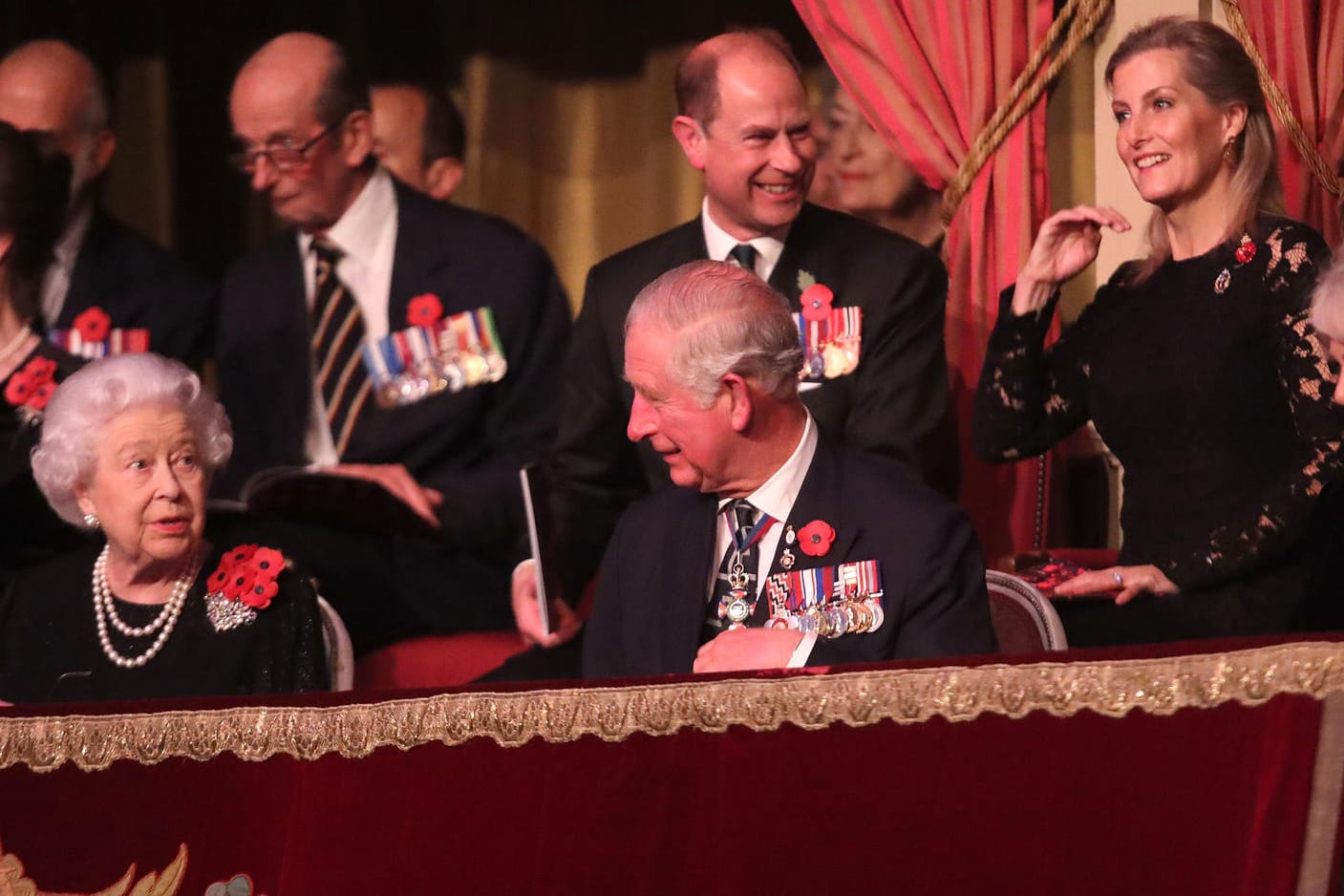 Queen Elizabeth II. mit Prinz Edward, Gräfin Sophie, Prinz Charles und Herzogin Camilla: Die Monarchin überträgt immer mehr Aufgaben an ihre Familienmitglieder.