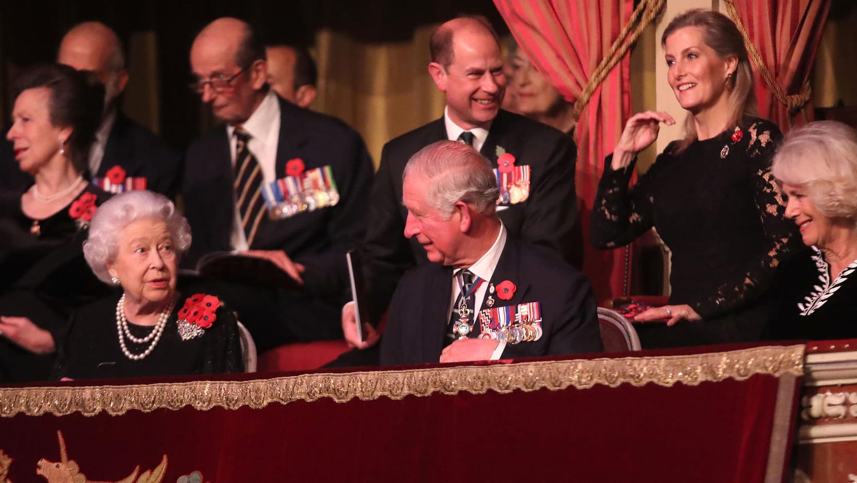 Queen Elizabeth II. mit Prinz Edward, Gräfin Sophie, Prinz Charles und Herzogin Camilla: Die Monarchin überträgt immer mehr Aufgaben an ihre Familienmitglieder. Queen Elizabeth II. mit Prinz Edward, Gräfin Sophie, Prinz Charles und Herzogin Camilla: Die Monarchin überträgt immer mehr Aufgaben an ihre Familienmitglieder.