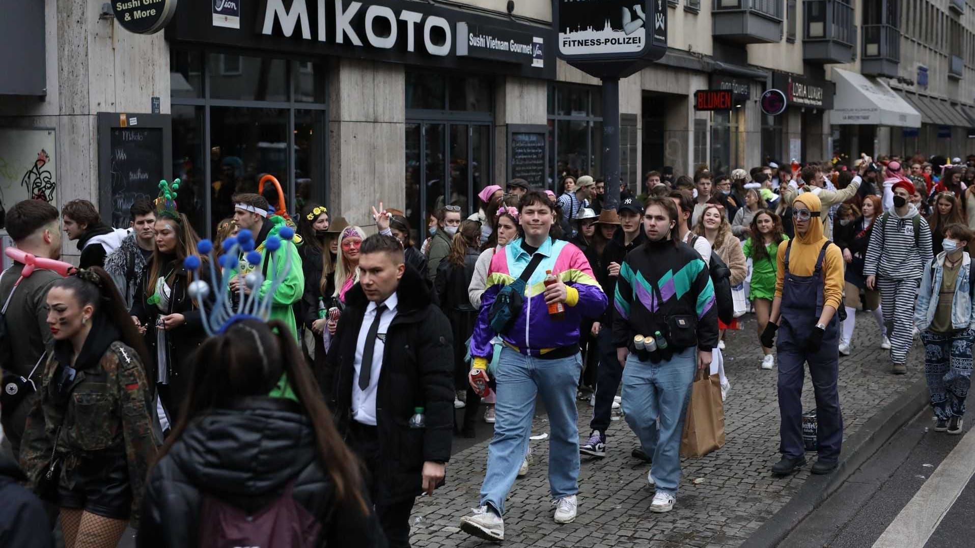 Verkleidete Jugendliche sind an Weiberfastnacht auf dem Weg ins Zülpicher Viertel: Nach zwei Jahren Pandemie wollen sie Spaß haben – und vergessen.