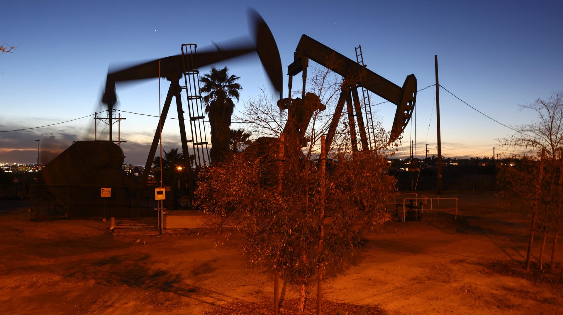 Ölpumpen in Betrieb (Symbolbild): Das boomende Ölgeschäft führte zu einem hohen Exportüberschuss im russischen Haushalt.