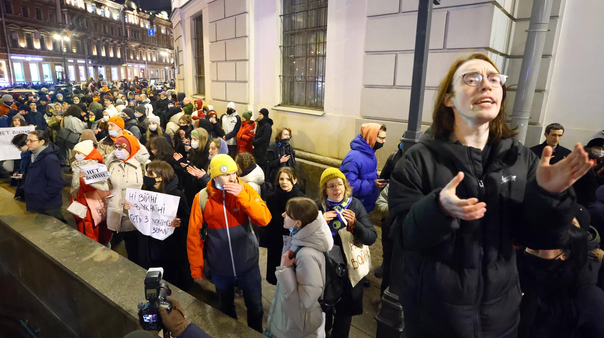 Demonstration gegen den Krieg: In St. Petersburg Demonstration gegen den Krieg: In St. Petersburg demonstrierten viele, vor allem junge Menschen, gegen den Krieg. Die Zustimmung für Putin im eigenen Land sinkt seit einiger Zeit stetig – vor allem in den Städten und bei jüngeren Russen. viele, vor allem junge Menschen, gegen den Krieg. Die Zustimmung für Putin im eigenen Land sinkt seit einiger Zeit stetig – vor allen in den Städten und bei jüngeren Russen.