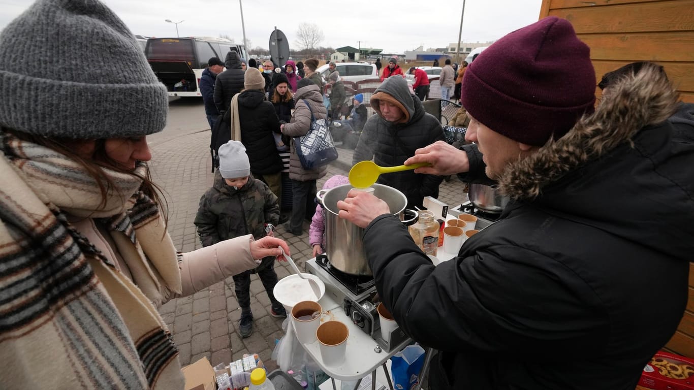 Das Dorf Medyka in Polen, direkt an der ukrainischen Grenze: Menschen, die vor dem Krieg geflohen sind, erhalten heiße Getränke.