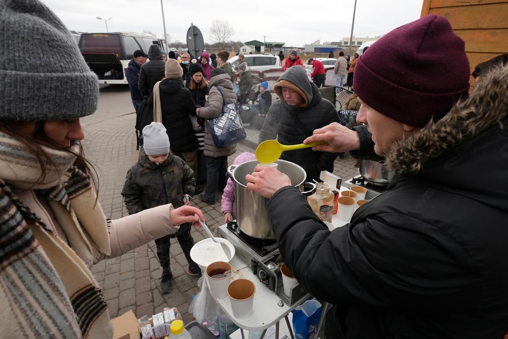 Das Dorf Medyka in Polen, direkt an der ukrainischen Grenze: Menschen, die vor dem Krieg geflohen sind, erhalten heiße Getränke.