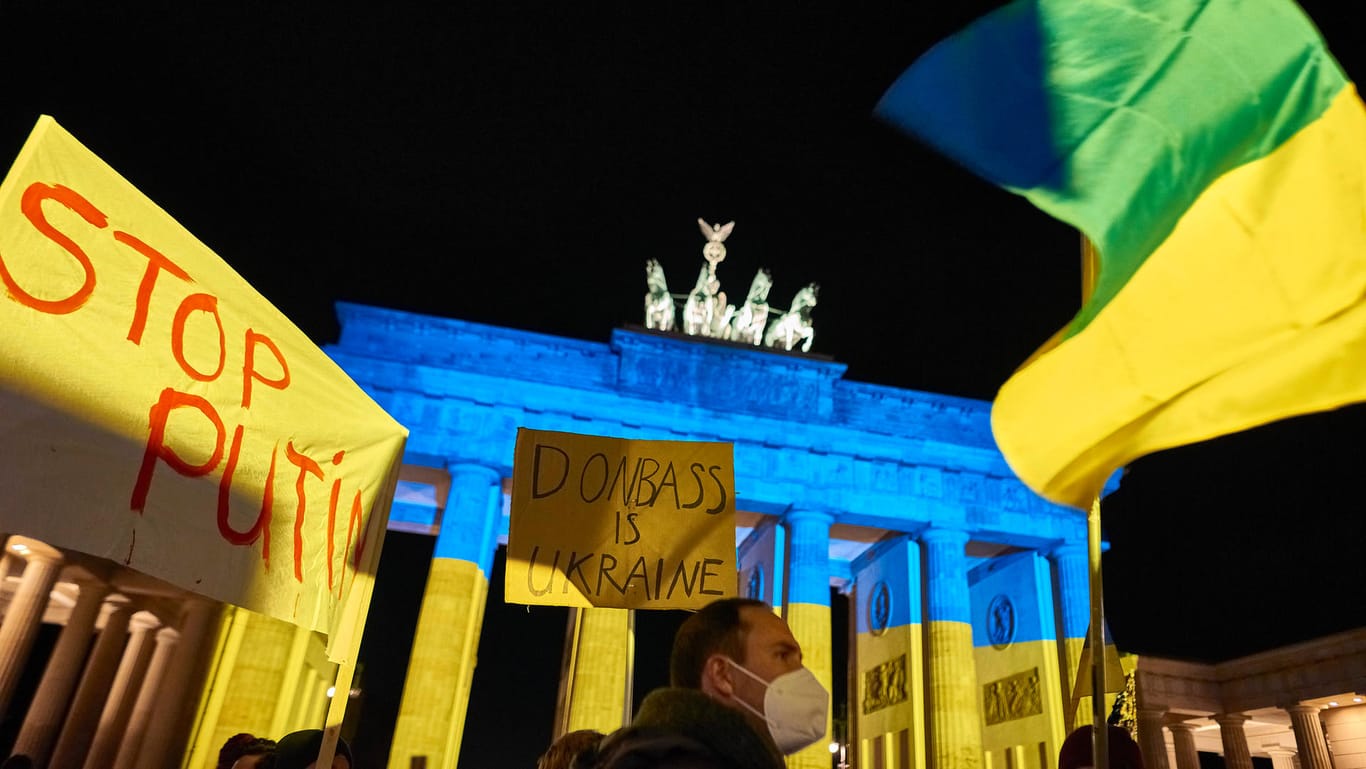 Am Brandenburger Tor versammelten sich Demonstranten, um ihre Solidarität mit der Ukraine zum Ausdruck zu bringen. Viele fordern eine militärische Unterstützung Deutschlands.