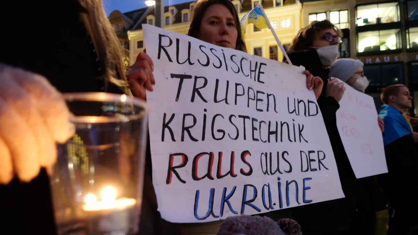 Teilnehmer einer Kundgebung am Donnerstagabend auf dem Leipziger Marktplatz: Insgesamt bekundeten bei mehreren Demonstrationen und Kundgebungen mehr als 5.000 Menschen in der Stadt ihre Solidarität mit der Ukraine.