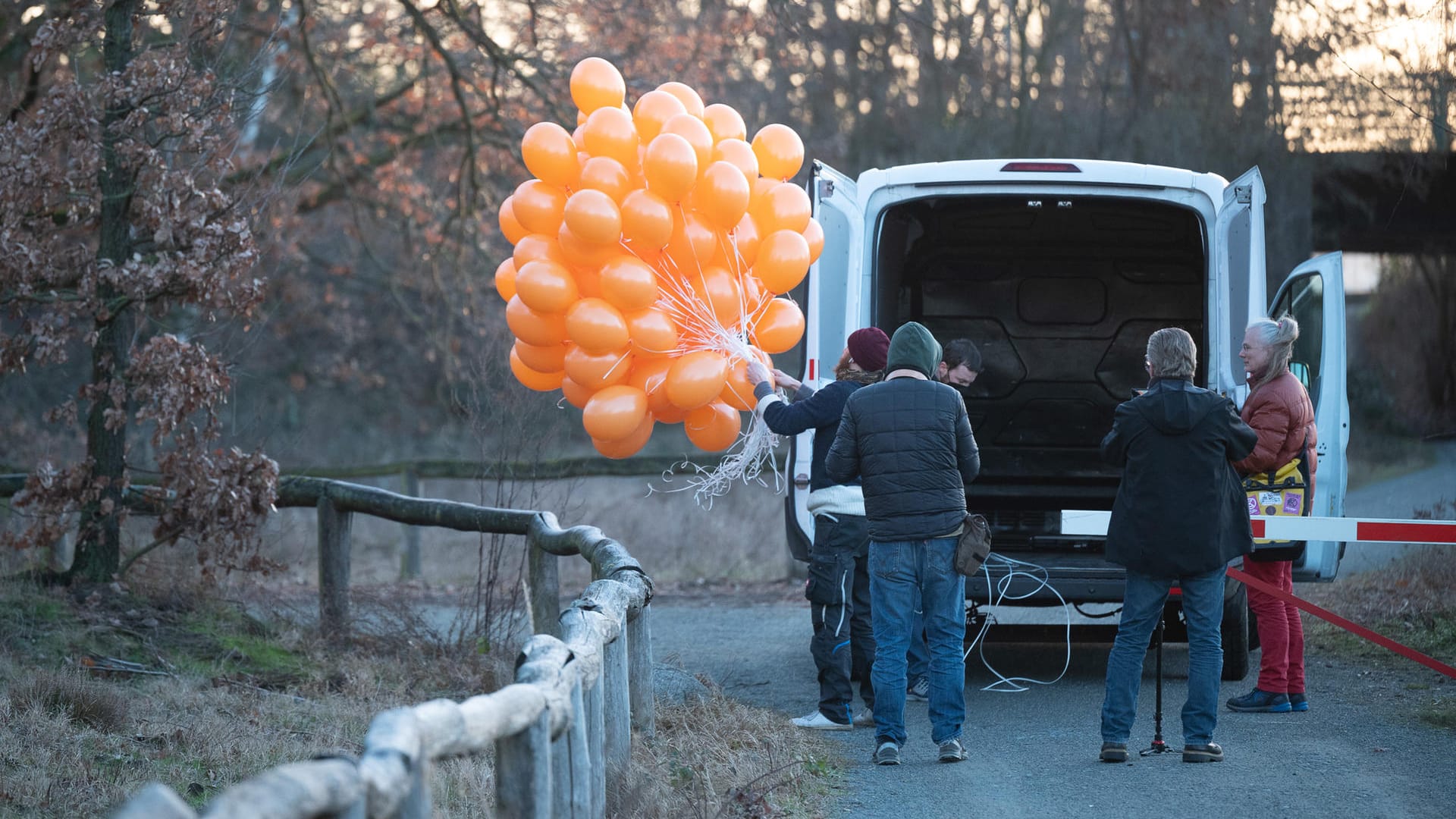 Aktivisten mit Luftballons am Flughafen Frankfurt: Auch in Berlin wollten die Aktivisten Luftballons steigen lassen.