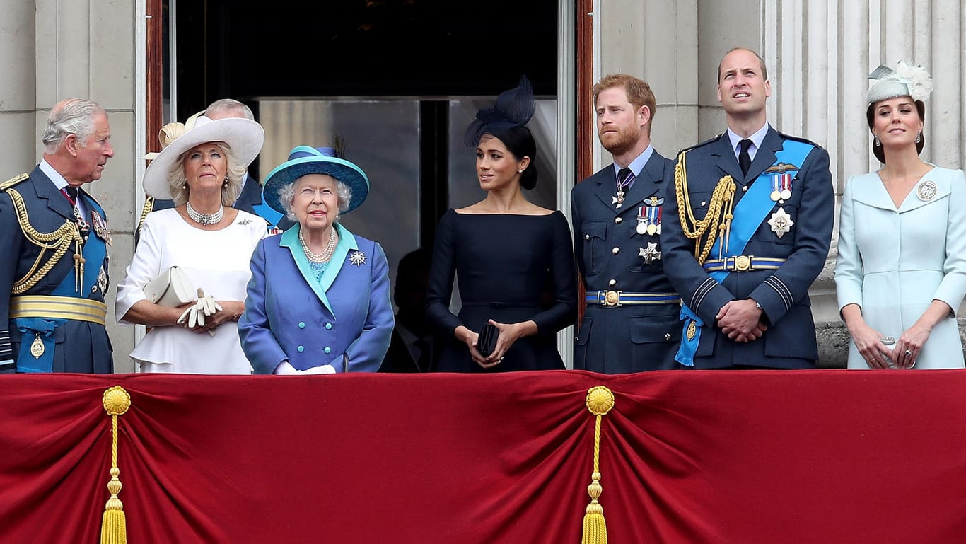 Prinz Charles, Herzogin Camilla, Queen Elizabeth II., Herzogin Meghan, Prinz Harry, Prinz William und Herzogin Kate: Prinz Harry und seine Ehefrau haben sich von ihrer Familie in Großbritannien abgewandt.