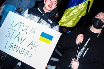 Demonstranten mit Plakat: Viele Letten solidarisieren sich mit der Ukraine.