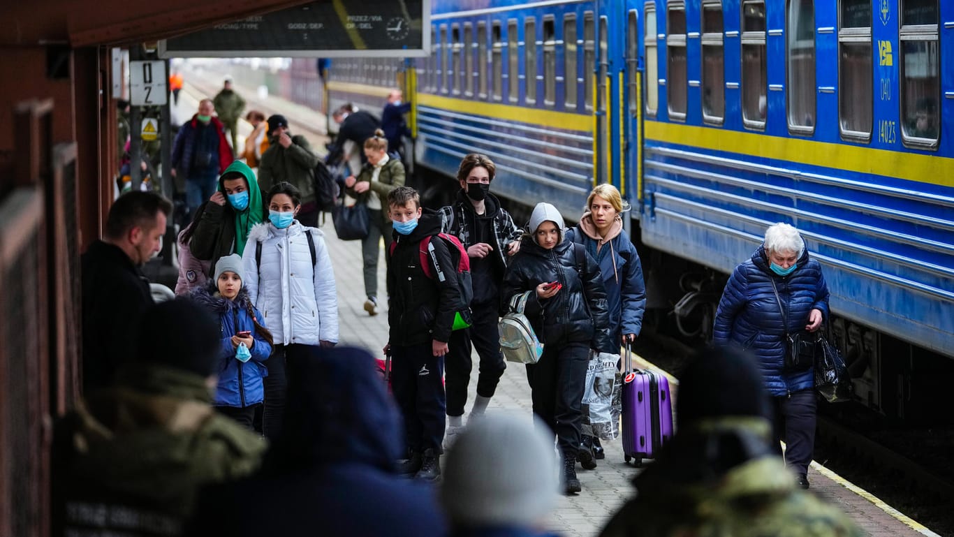 Menschen aus der benachbarten Ukraine kommen am Bahnhof von Przemysl in Polen an: Russland hat am Donnerstag einen umfassenden Angriff auf die Ukraine gestartet und Städte und Stützpunkte mit Luftangriffen oder Granaten beschossen.