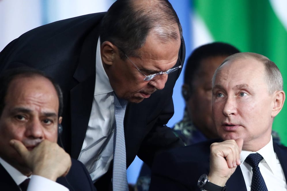 Wladimir Putin mit seinem Außenminister Sergej Lawrow (Archivbild): Beide sollen mit Sanktionen der EU belegt werden.