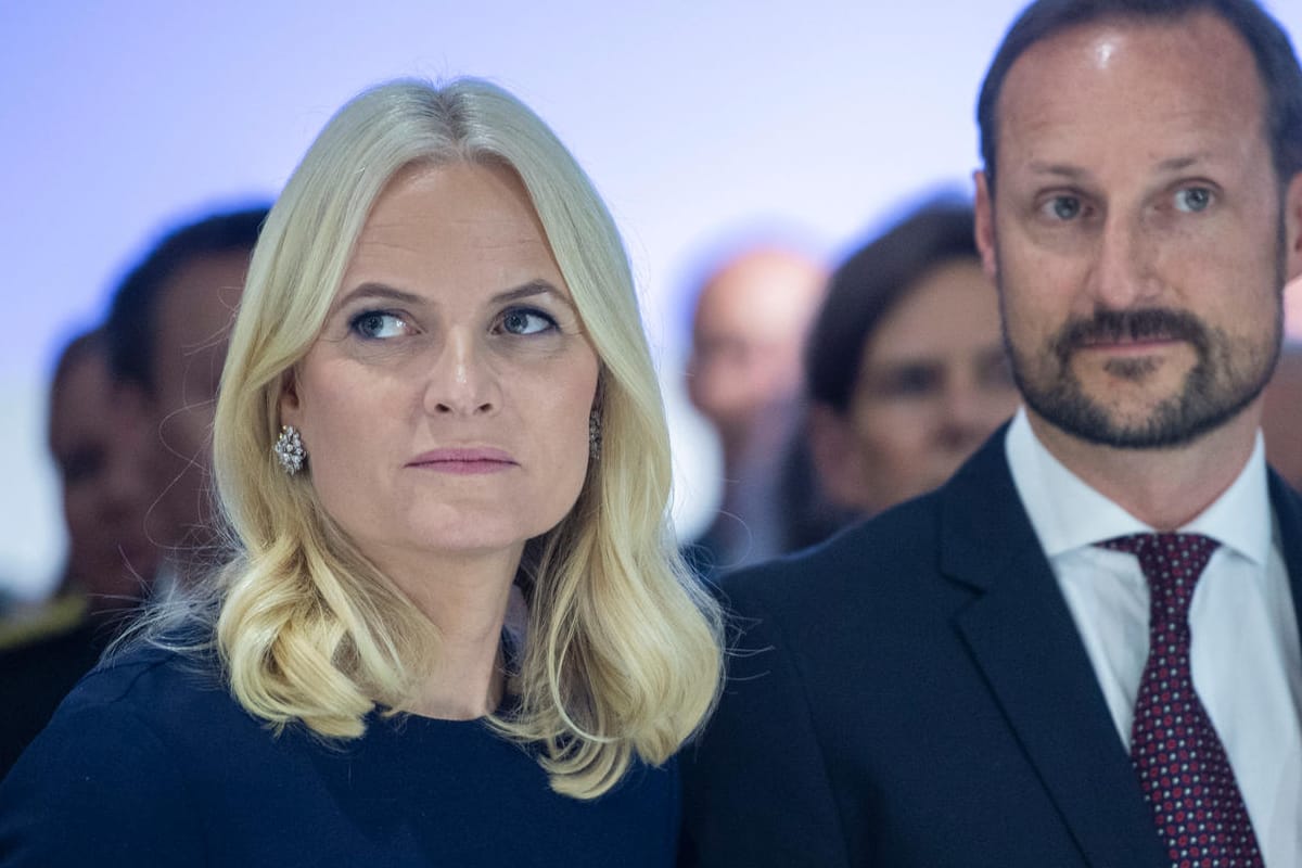 Kronprinzessin Mette-Marit und Kronprinz Haakon: Die beiden reisen aus den Familienferien früher als geplant zurück nach Oslo.