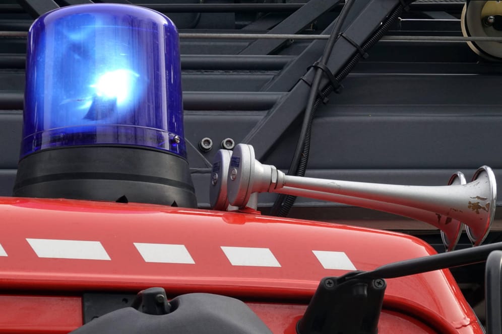 Das Blaulicht auf einem Feuerwehrauto (Symbolbild): Die Brandstiftung soll nach Ansicht der Staatsanwaltschaft nur ein Vertuschungsversuch gewesen sein.