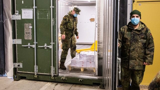 Bundeswehrsoldaten bereiten im niedersächsischen Quakenbrück die Auslieferung von Nuvaxovid vor. Bundeswehrsoldaten bereiten im niedersächsischen Quakenbrück die Auslieferung von Nuvaxovid vor.