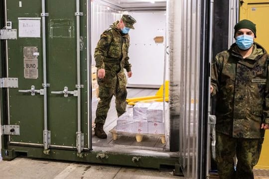 Bundeswehrsoldaten bereiten im niedersächsischen Quakenbrück die Auslieferung von Nuvaxovid vor.