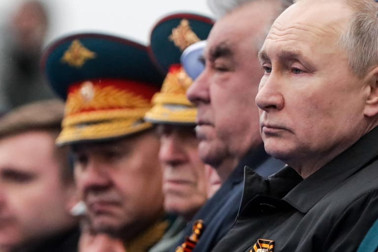 Moskau, Roter Platz: Wladimir Putin inmitten hochrangiger Staatsgäste und Generäle am 76. Jahrestag zum Ende des Zweiten Weltkriegs.