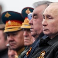 Moskau, Roter Platz: Wladimir Putin inmitten hochrangiger Staatsgäste und Generäle am 76. Jahrestag zum Ende des Zweiten Weltkriegs.