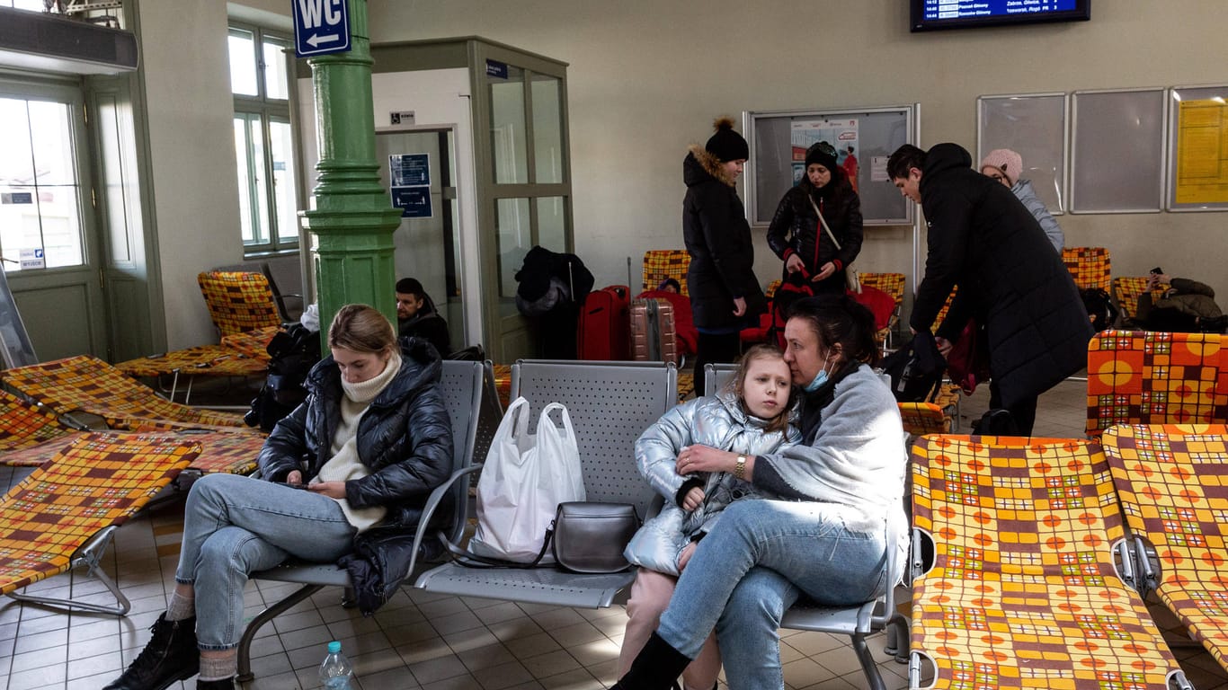 Menschen fliehen aus der Ukraine nach Polen: Das Land NRW möchte Geflüchtete aufnehmen.