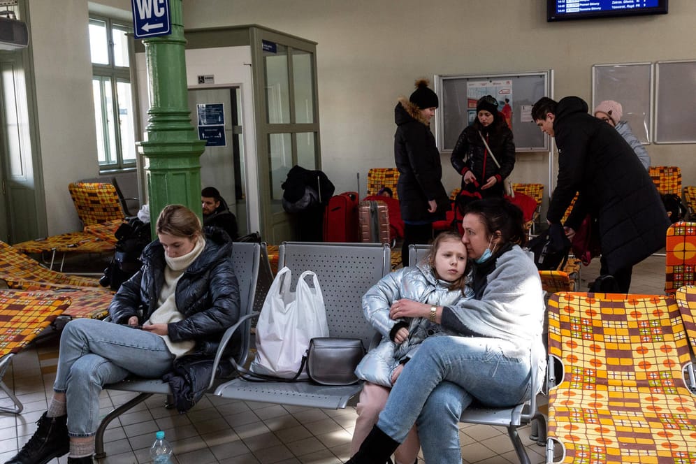 Menschen fliehen aus der Ukraine nach Polen: Das Land NRW möchte Geflüchtete aufnehmen.