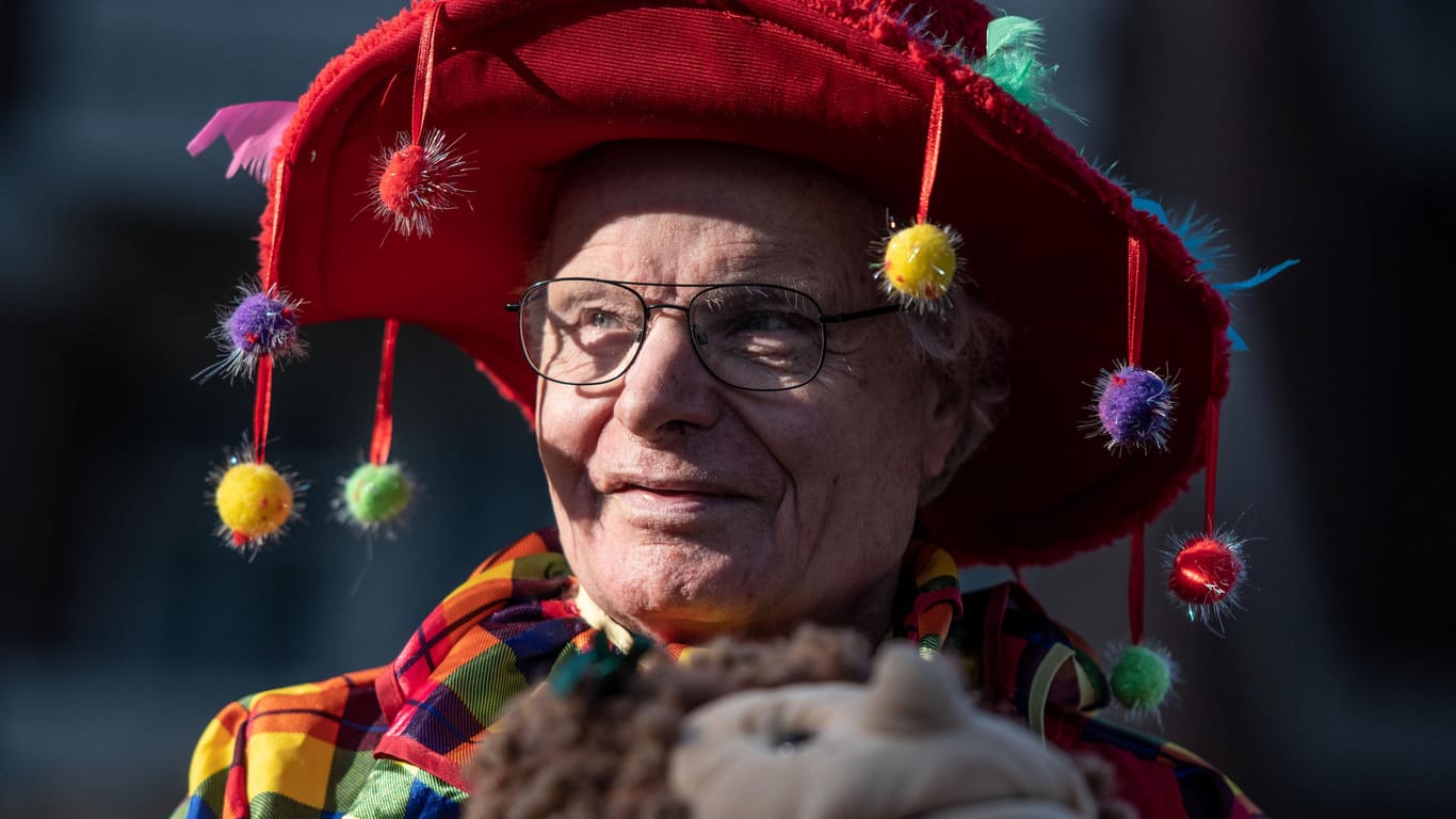 Karnevalist Helmut Scherer bei einem Karnevalsumzug (Archivbild): In diesem Jahr begleiten ihn nur zwei Mitstreiter.