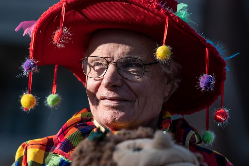 Karnevalist Helmut Scherer bei einem Karnevalsumzug (Archivbild): In diesem Jahr begleiten ihn nur zwei Mitstreiter.