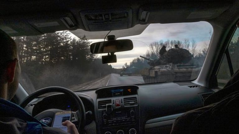 Blick aus einem Militärfahrzeug der ukrainischen Armee im Osten der Ukraine.