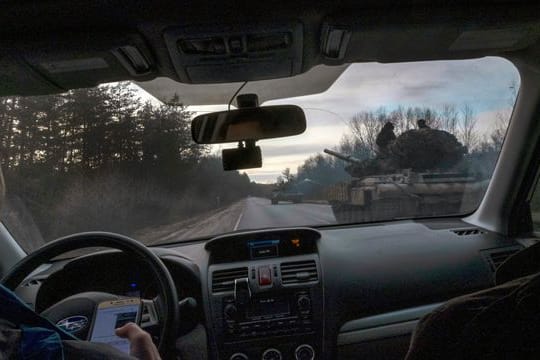 Blick aus einem Militärfahrzeug der ukrainischen Armee im Osten der Ukraine.