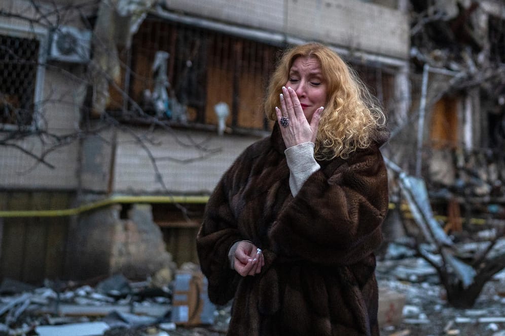 Kiew: Natali Sewriukowa steht verzweifelt neben einem Haus, das bei einem Raketenangriff zerstört wurde.