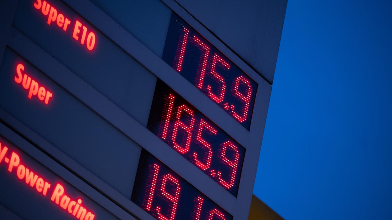 Teurer Sprit (Symbolbild): Die Ölpreise sind im Zuge des Kriegs in der Ukraine bereits stark gestiegen.