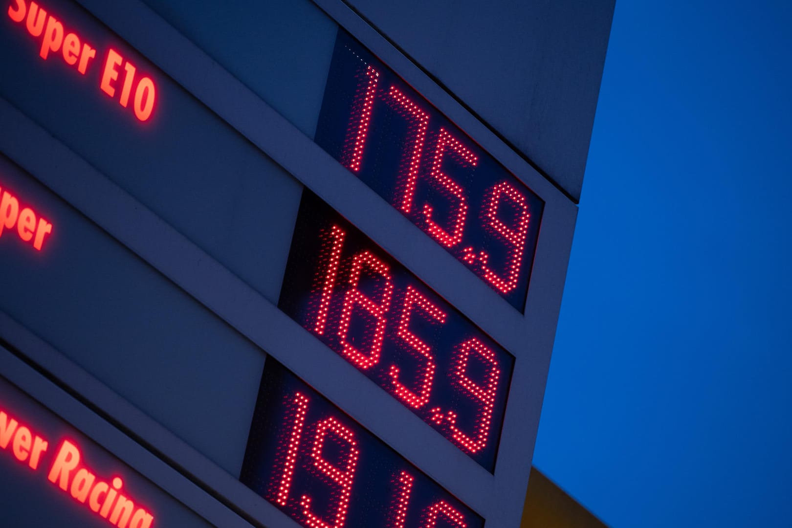 Teurer Sprit (Symbolbild): Die Ölpreise sind im Zuge des Kriegs in der Ukraine bereits stark gestiegen. Teurer Sprit (Symbolbild): Die Ölpreise sind im Zuge des Kriegs in der Ukraine bereits stark gestiegen.