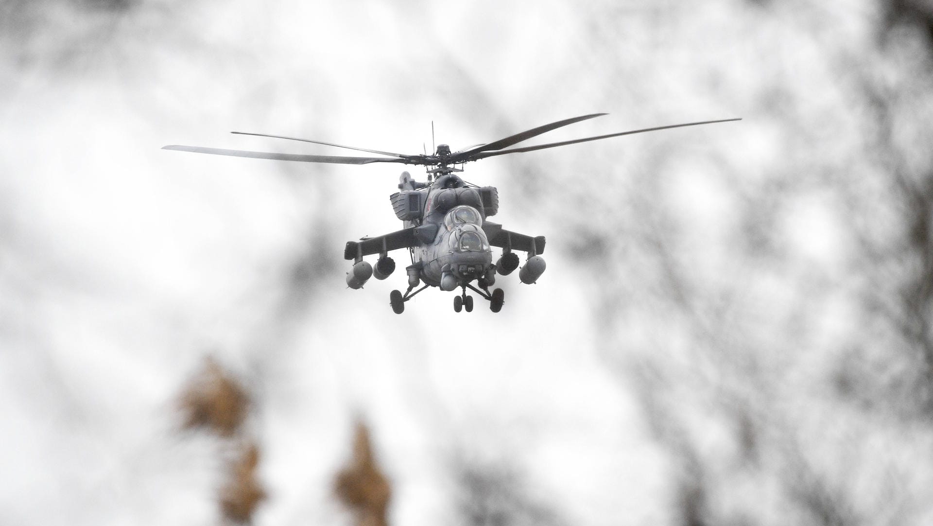 Ein russischer Kampfhubschrauber über der Ukraine: Russland hat seit dem ersten Tag die Lufthoheit über das Kriegsgebiet.