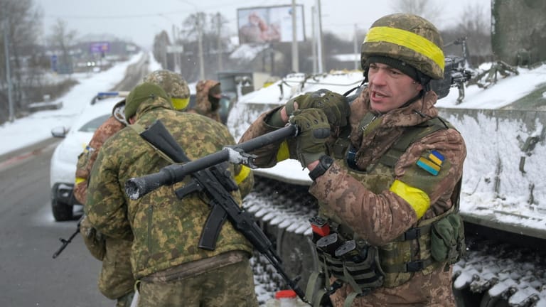 Ein ukrainischer Soldat bewacht eine Straße: Russland hat in dem Krieg ein großes militärisches Übergewicht.