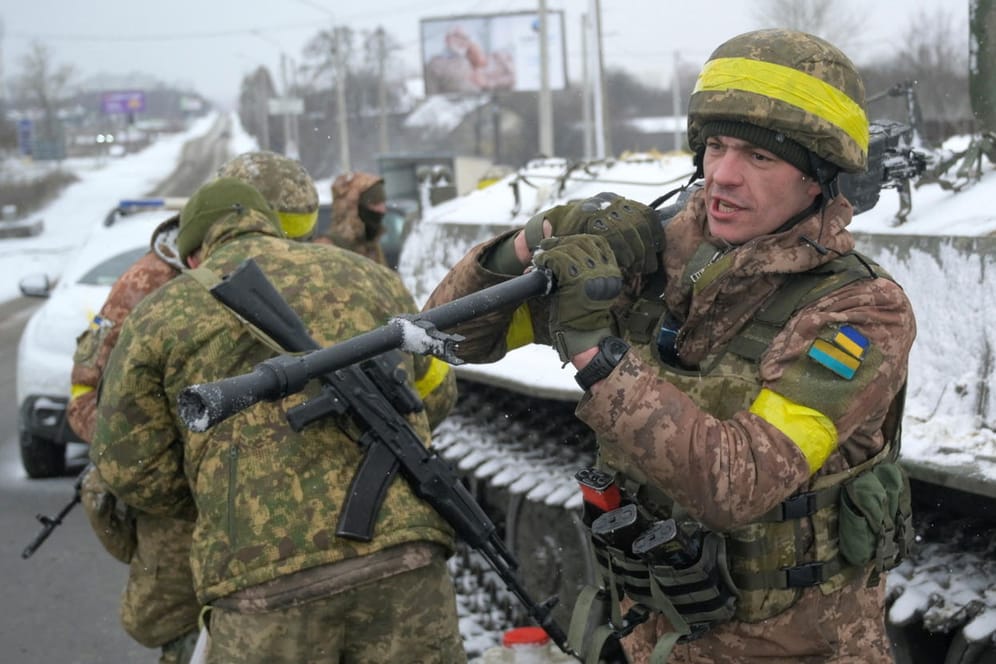 Ein ukrainischer Soldat bewacht eine Straße: Russland hat in dem Krieg ein großes militärisches Übergewicht.