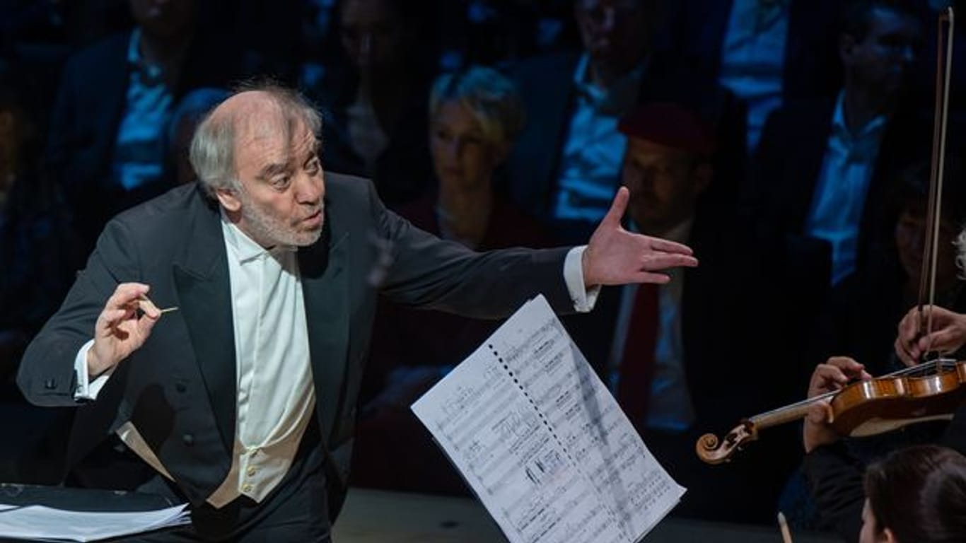 Dirigent Waleri Gergijew mit den Münchner Philharmoniker in der Isarphilharmonie. Dirigent Waleri Gergijew mit den Münchner Philharmoniker in der Isarphilharmonie.