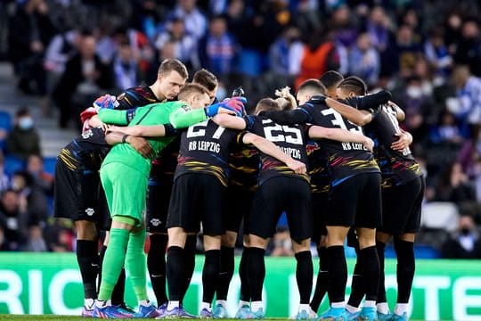 Die Spieler von RB Leipzig bilden einen Kreis vor dem Spiel in San Sebastián.