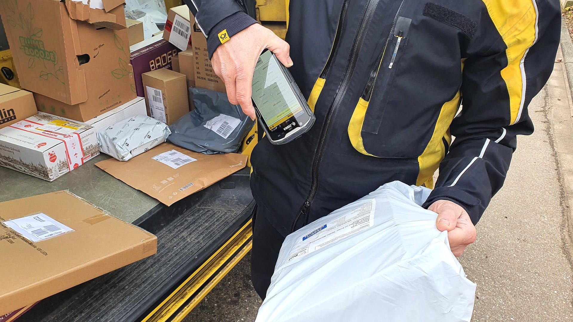 Paketdienst: Paketboten dürfen eine Sendung nicht einfach vor die Tür legen – es sei denn, der Kunde hat diesen Ablageort ausgewählt. (Symbolbild)