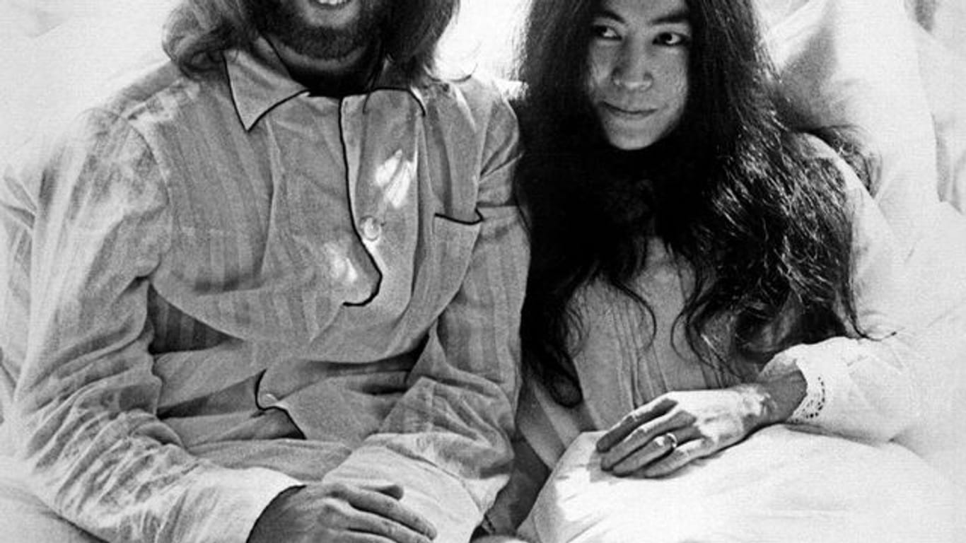 John Lennon und seine Frau Yoko Ono demonstrierten 1969 im Hotelbett gegen die Gewalt in der Welt und für den Frieden.