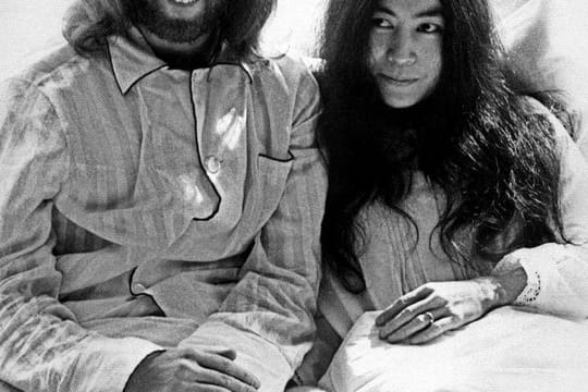 John Lennon und seine Frau Yoko Ono demonstrierten 1969 im Hotelbett gegen die Gewalt in der Welt und für den Frieden.