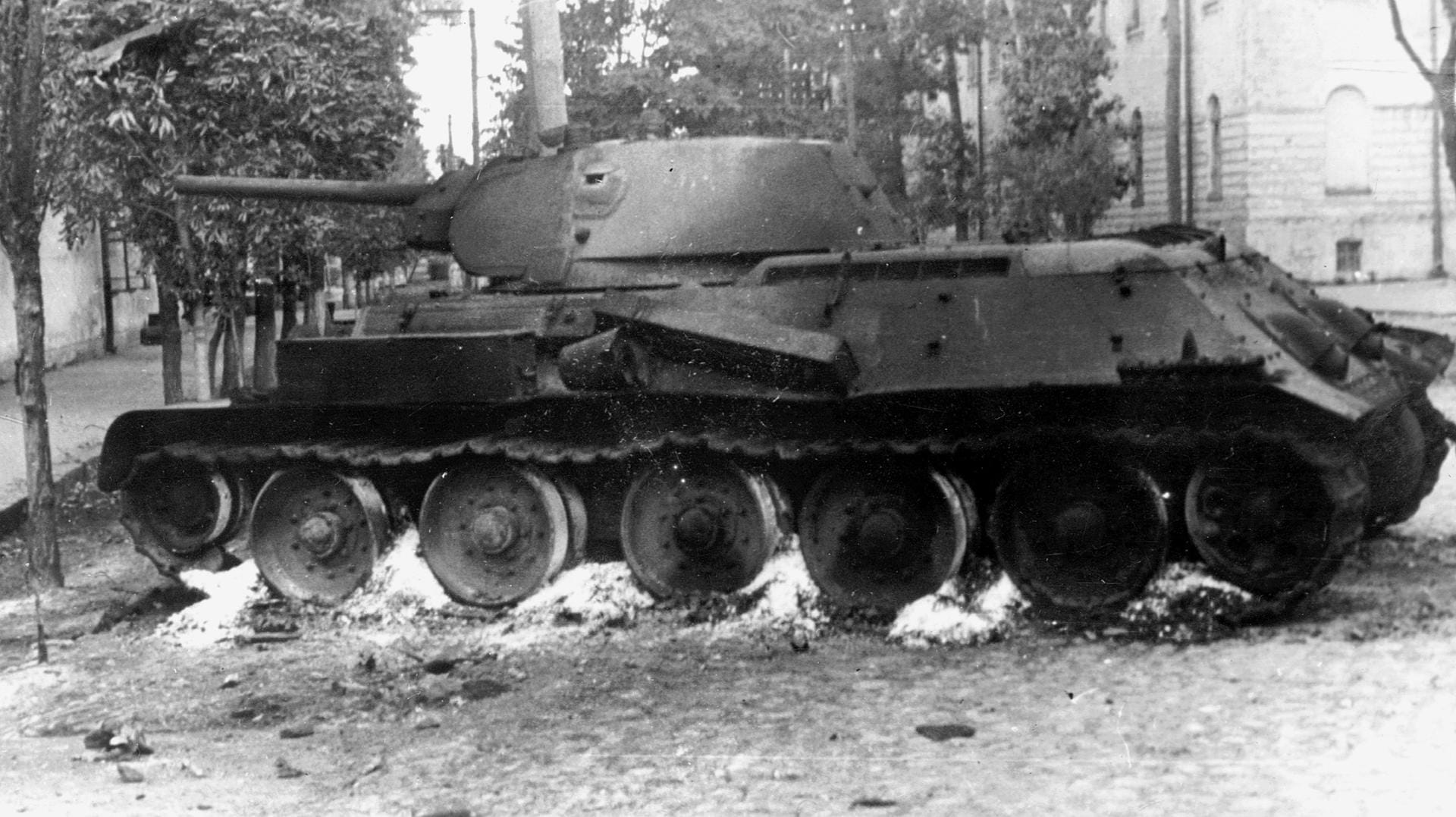 Zerstörter sowjetischer Panzer in Kiew: 1941 eroberte die Wehrmacht die Hauptstadt der Ukraine.