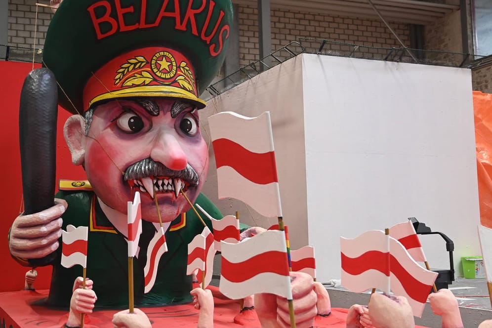 Ein politischer Motivwagen zum Thema Belarus und Lukaschenko steht beim Richtfest des Kölner Rosenmontagszug 2022. Wegen des Ukraine-Konflikts wurde der Rosenmontagszug erneut abgesagt.