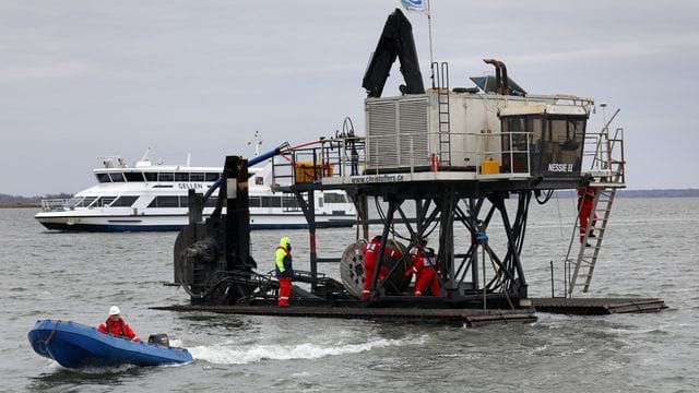 Das Seekabel wurde vom Schiff, das die neue Breitbandleitung nach Hiddensee verlegt, durchtrennt.